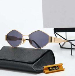 Gafas de sol de diseñador de moda de lujo para mujeres, hombres, gafas, las mismas gafas de sol que Lisa Triomphe, foto de calle en la playa, pequeñas gafas de sol, montura completa de metal con caja 0010