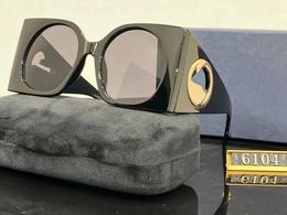 Mode Luxe designer zonnebrillen met letterprint Lens Heren Dames Klassieke zonnebril met groot frame voor dames Trendy buitenbrillen Shades UV400 lenzen met case6104
