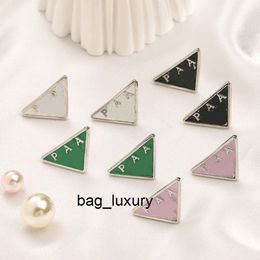 Boucles d'oreilles de luxe de mode Stud Designer Triangle 2023 Nouveau style Bijoux de luxe Amour Femmes Cadeau Boucle d'oreille en acier inoxydable Lettre noire Boucles d'oreilles Cadeau de famille Bijoux qui