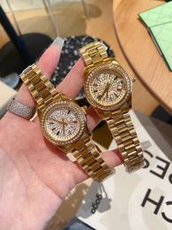 Fashion luxe gouden vrouwen kijken 28 mm designer polshorloges diamant dame horloges voor dames valentijns kerstmoederdag cadeau 316L roestvrij staalband