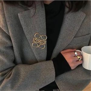 Moda de lujo Pasadores huecos Broche Joyería de diseño para mujeres Oro Plata Carta Broches Para hombre Marca clásica Breastpin Traje Vestido Adorno