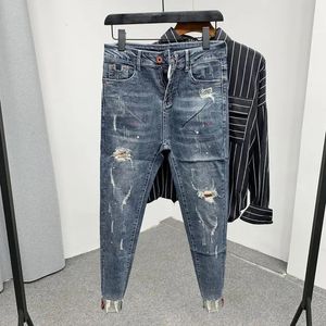 Pantalons pour hommes de luxe de mode Jeans de style coréen lavés avec des trous de moustache de chat éclaboussures de peinture colorée pantalon mince 240426