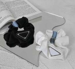 Mode Luxe stijl lint garen Haaraccessoires Ontwerper Meisjes driehoek Haar Scrunchy Ring Elastische Haarbanden Vintage satijnGouden brief Chouchou Haarband