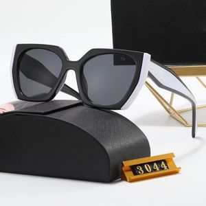 Gafas de sol de lujo de moda Carta de diseñador para mujer Gafas polarizadas para hombre UV400 senior Gafas para mujeres anteojos Marco blanco negro Gafas de sol de metal vintage