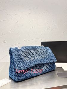 Bolsos de hombro unisex de lujo de moda Bolso de diseñador Bolso de solapa de mezclilla acolchado bordado azul mediano Bolsos pequeños populares Monederos de dama Carteras con herrajes plateados