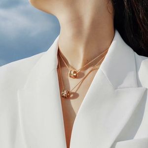 Mode Luxe Vrouwen Gouden Ketting Veelzijdige Druppellijm Wilgennagel Lente Letterketting Ontwerp Charmante Elegante Ontwerper Prachtige Exquise Dame Sieraden Hanger