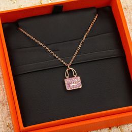 Moda Lujo Joyería de Mujer Collar de Oro Exquisito Versátil Rosa Completo Bolsa de Diamantes Diseño Encanto Diseñador Noble Elegante y Hermosa Señora Colgante de Oro Rosa