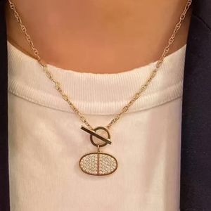 Mode Luxe Dames Sieraden Gouden Ketting Prachtige Veelzijdige Tweekleurige Diamant Ingelegde Dubbelzijdige Ketting Ontwerp Charme Edele Dame Ontwerper Eenvoudige Elegante Hanger