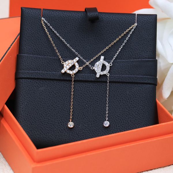 Joyería de lujo para mujer, collar de plata, conjunto versátil simple con diseño de hebilla OT de diamante completo, diseñador de encanto noble, colgante de oro para dama hermosa y elegante