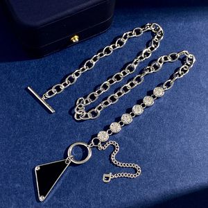 Mode Luxe Vrouwen Ketting Cool Sa Zwart Olie Druppelpatroon Diamant Inleg Brede Ketting Q Gesp Ontwerp Charme High-end Designer Sfeer Dame Sieraden Hanger