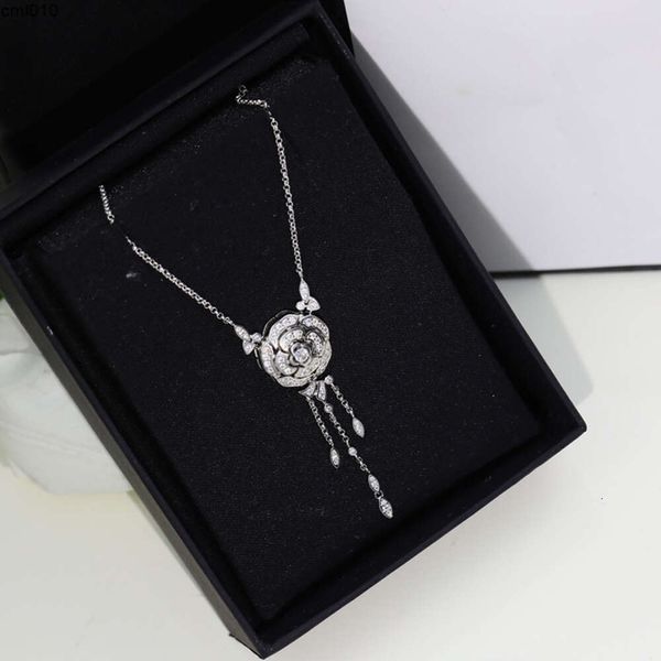 Fashion Luxury Women Collier Silver Classic Noble Camellia creuse avec diamant Incrust Design Charm exquis Designer Magnifique élégant dame bijoux Pendant Job9