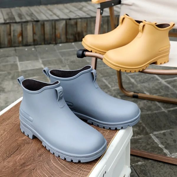 Fashion Man Rain Rain Zapatos impermeables Botas de goma sin deslizamiento Hombre Casual Slip-on Flats Botas de lluvia Galoshes de jardín de aislamiento masculino 240428