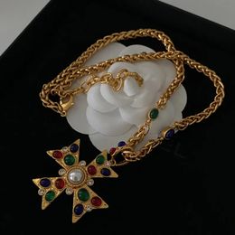 Mode middeleeuwse glazen serie Hollow Round Medal Pendant beroemde Designer Luxury Brand Necklace 240408