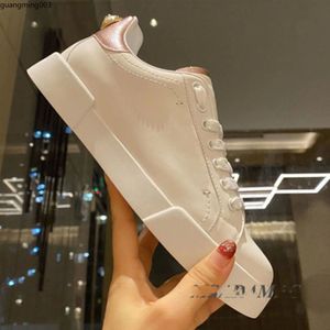 Fashion Men and Women Pearl Buckle Flat Sneakers Leather Round Toe veter-up casual schoenen All Season Runway Shoes Mkjiujk GM3000002