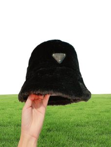 Fashion Men Designer Bucket Hat Holiday Travelent High Quality Faux Fur Mens Designers Caps Caps Hats Femmes décontractées Sunhats9320913