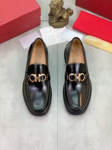 Mode hommes designer chaussures habillées en cuir brillant boucle en or formel noir affaires de luxe hommes mocassins chaussure décontractée