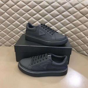 Fashion Men Dress Shoes Senior Macro Renylon Rubber Running Sneaker Italia Delicadas plataformas Low Tops Estilista de cuero Al aire libre Casuals Tennis Athletic Shoes EU 38-45