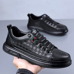 Mode herenbord schoenen leer 2024 mode nieuwe niet-slip zachte soled herenschoenen Koreaanse versie allemaal match permeabele casual schoenen