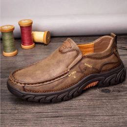 Mode hommes première couche peau de vache nouvelles chaussures de loisir à la mode mâle en cuir véritable cousu main mocassins à la mode Slip-on respirant chaussures de loisirs grande taille