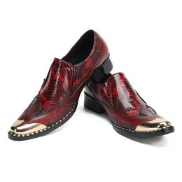 Zapatos de moda para hombre, zapatos de vestir de cuero con punta de hierro dorado, zapatos de boda y fiesta de negocios de color rojo vino para hombre