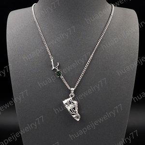 Collar de plata de moda para hombre, collar con colgante de diseñador de lujo, zapatos con letras de cristal verde, collares, joyería de vacaciones