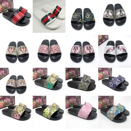 Fashion Men Slides Femmers Pantres d'été Summer Rubber Classic Floral Animal Impressions Sandal Slides plate-forme plate Lady Home Designer Flip Flops Chaussures Striped