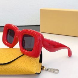 Fashion Mens y Womens Box Box Gafas de sol diseñadas por un diseñador con un espejo de decoración de marco grueso y una caja de empaque original LW40098i