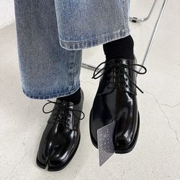 Mode hommes décontracté bout fendu chaussures plates microfibre concepteur homme à lacets mâle Tabi Mans A1 240126