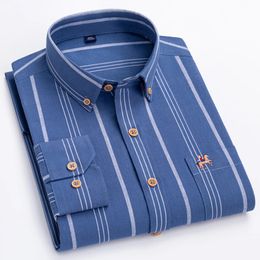 Mode Heren Casual 100 Katoen Gestreept Oxford Shirt Met Geborduurde Borstzak Standardfit Buttondown Shirts 240312