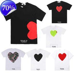 Mode Mens Play T Designer Red Heart Shirt Commes Casual Femmes Chemises Des Badge Garcons Haute Quanlity T-shirts Coton Broderie 2024 56ss