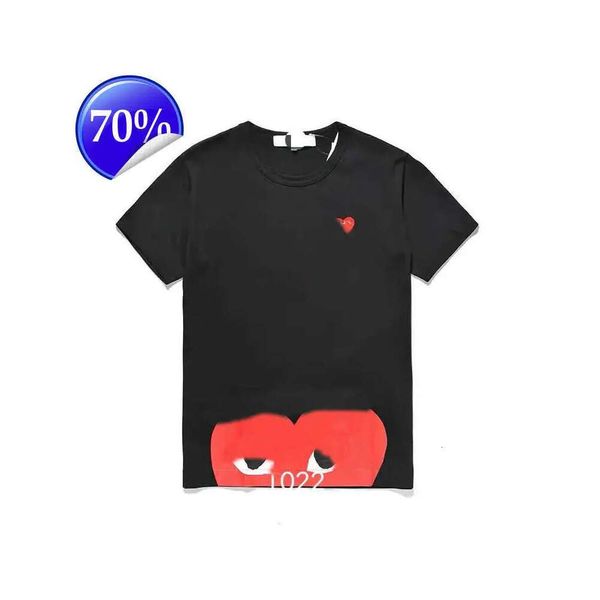 Mode Mens Play T Designer Red Heart Shirt Commes Casual Femmes Chemises Des Badge Garcons Haute Quanlity T-shirts Coton Broderie 2024 598es