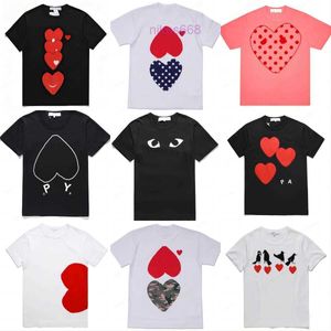 Fashion Mens Play T-shirt CDG Designer Hearts Casual Womens Des Badge Garcons Tee Graphic Heart Behind Letter on Costre T-shirt