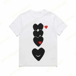 Mode Mens Play t-shirt Cdg Designer Hearts Casual Femmes Des Badge Garcons tee-shirt graphique coeur derrière la lettre sur la poitrine t-shirt ch6