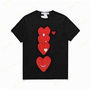 Mode Mens Play t-shirt Cdg Designer Hearts Casual Femmes Des Badge Garcons tee-shirt graphique coeur derrière la lettre sur la poitrine t-shirt ch14