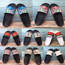 Diseñadores de moda para mujer para hombre Diapositivas Zapatillas Luxurys Floral Zapatilla de cuero Pisos de goma Sandalias Verano Zapatos de playa Mocasines Gear Bott V0xy #