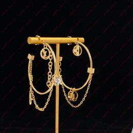 Pendientes dorados Hoop Huggie, alfabeto floral metálico Zircon cuadrado borla de múltiples elementos, estilo clásico de diseñador, obsequio, banquete