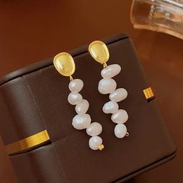Orecchini pendenti lunghi con perle irregolari ovali metalliche alla moda per gioielli di nuova dichiarazione di personalità femminile