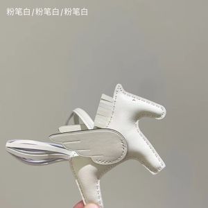 10a mode mini pony rodeo ornamenten schattige dames bagcar hanger high-end handgemaakt lederen sleutel ketens angel vleugels paardenvorm accessoires ornament ornament