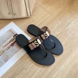 Logo en métal Tongs Fashion Designer String Sandal Slipper Beach Pool Noir Mo Schino Femmes Hommes 2024 Nouveaux Sliders Summer Cuir Mule Outdoor Lady Flat Sandale Slide