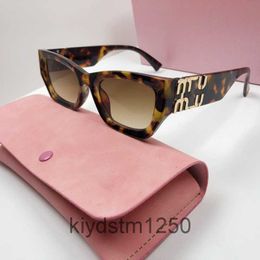 Mode Mu Femmes Lunettes De Soleil Personnalité Miroir Jambe En Métal Grande Lettre Conception Multicolore Marque Lunettes Factory Outlet Promotionnel Spécial RRRA