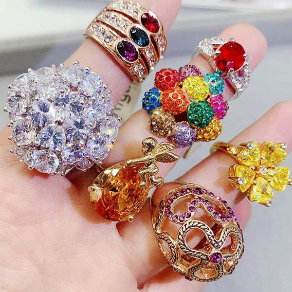 Moda Múltiples colores y diseño de tipo Anillos de dedo de lujo baratos con diamantes de imitación repiques u otro material artificial mezclado al por mayor