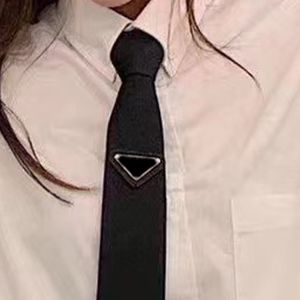 Moda Corbatas para el cuello Hombres y mujeres Diseñador de lujo Prad Tie P patrón de triángulo invertido Letras Seda Corbatas Piel Color sólido Corbatas Fiesta Negocios Cravate