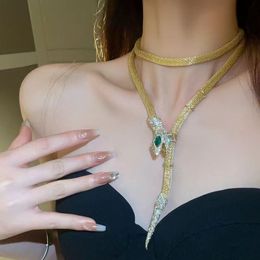 Collier de créateur de mode en gros colliers en laiton pour femmes avec diamant incrusté de clavicule en forme de serpent bijoux de fille épicée