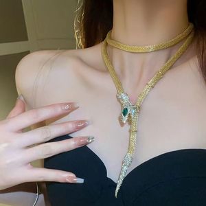 Mode kettingontwerper groothandel dameskoperen kettingen met diamanten ingelegde slangvormige sleutelbeen sieraden voor pittige meisjes