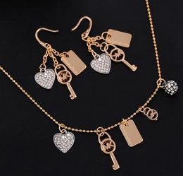 Collier de mode Boucles d'oreilles pendantes Full Drill m Lettre octogonaltheTeart Key Golden Silten Twopiece Diamond Jewelry3810667