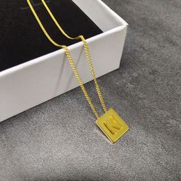 Mode nouveau créateur CELI pendentif colliers Arc de Triomphe adapté à l'Europe et à l'amérique lettre de bloc pour les femmes lumière de luxe nom de famille anglais plaque carrée bijoux