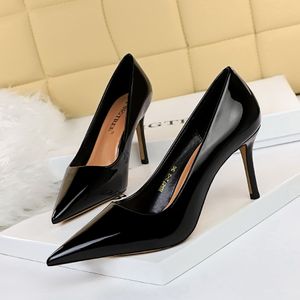 Mode Nouvelle femme mature noude noir de mariage rouges en cuir breveté en cuir pointu à orteils pointues talons hauts chaussures de banquet taille 34-43