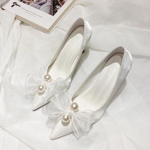 Zapatos de tacón alto con lazo de perla nueva de moda, zapatos de boda puntiagudos blancos de estilo de hadas único