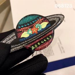 Mode-nouveau professionnel Ama Shite coloré haut de gamme résine goutte huile couleur planète lettres broche broche bijoux196n