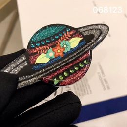 Mode-nouveau professionnel Ama Shite coloré haut de gamme résine goutte huile couleur planète lettres broche broche bijoux282w